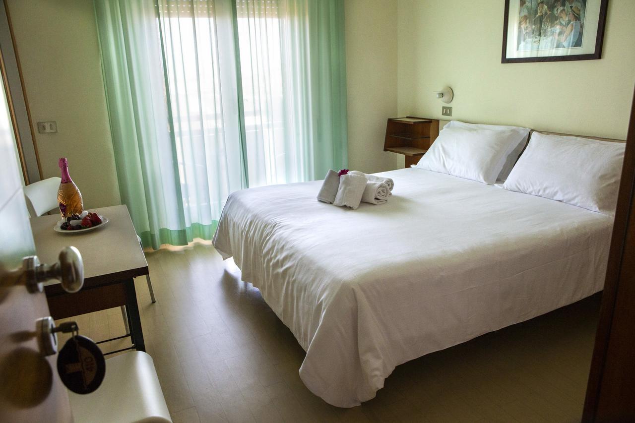 רימיני Hotel Miramare Et De La Ville מראה חיצוני תמונה